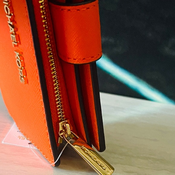 Michael Kors compact wallet - Picture 6 of 9